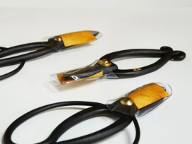 La primera herramienta del aficionado al bonsai. Poda, pinzado y defoliado del árbol. tijeras para bonsai